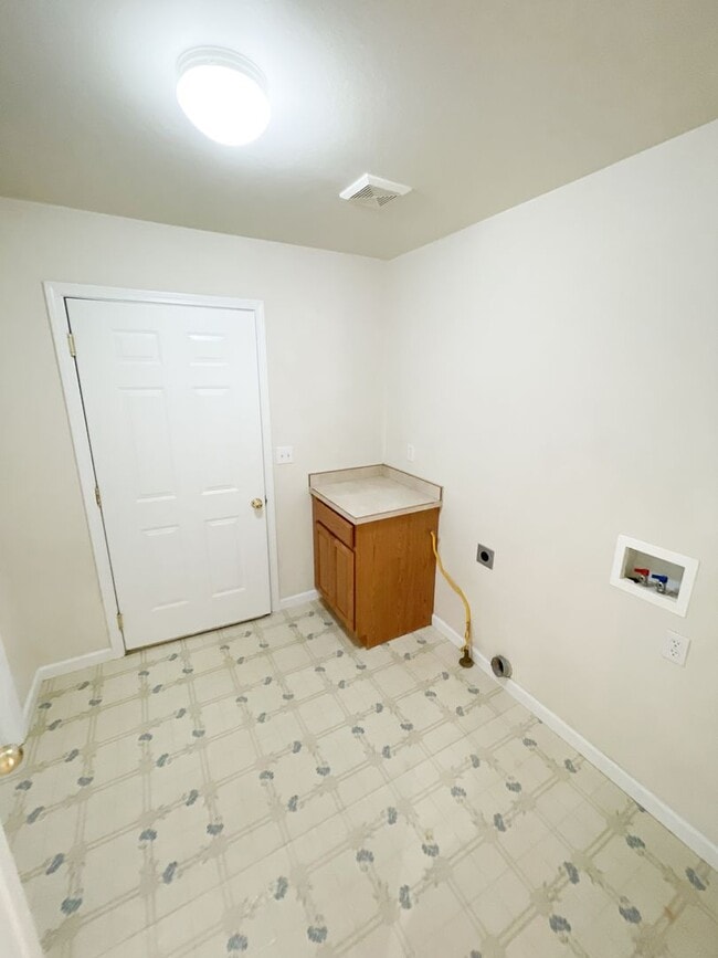 Building Photo - Spacious open floor plan in North Hills