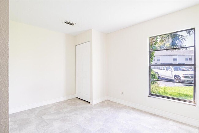 Building Photo - 1404 Northlake Dr