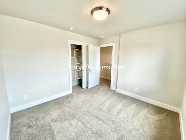 Building Photo - BEAUTIFUL 4 bed 2 1/2 Bath Located in Cent...