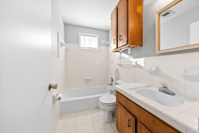 Building Photo - Cozy Two Bedroom Apartment