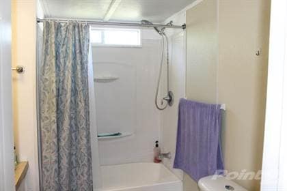 NICE SHOWER AND TUB - 7815 Sunrunner Dr