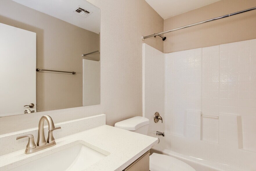 Building Photo - 2613 S 71st Dr