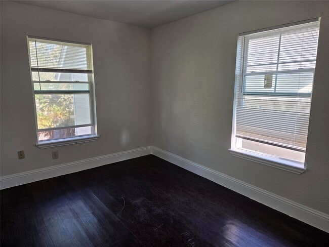 Building Photo - 302 N 71st St