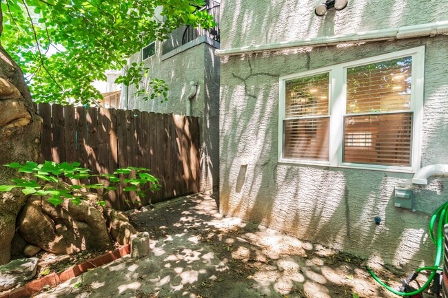 Building Photo - Three Bedroom Graduate Hospital Townhome