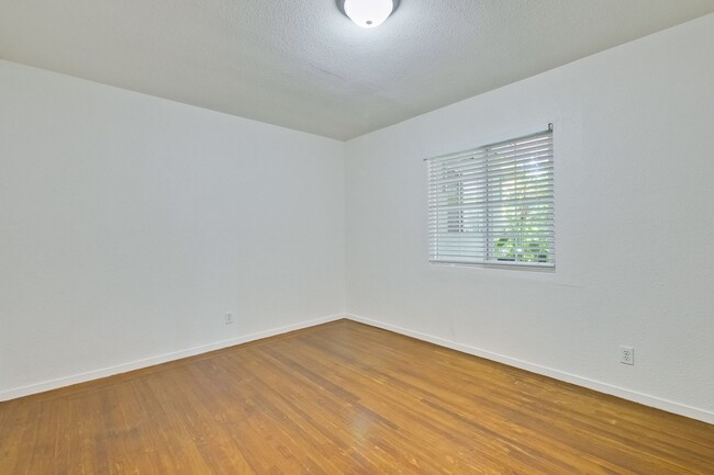 Building Photo - Duplex in Mountain View -  hardwood floors...