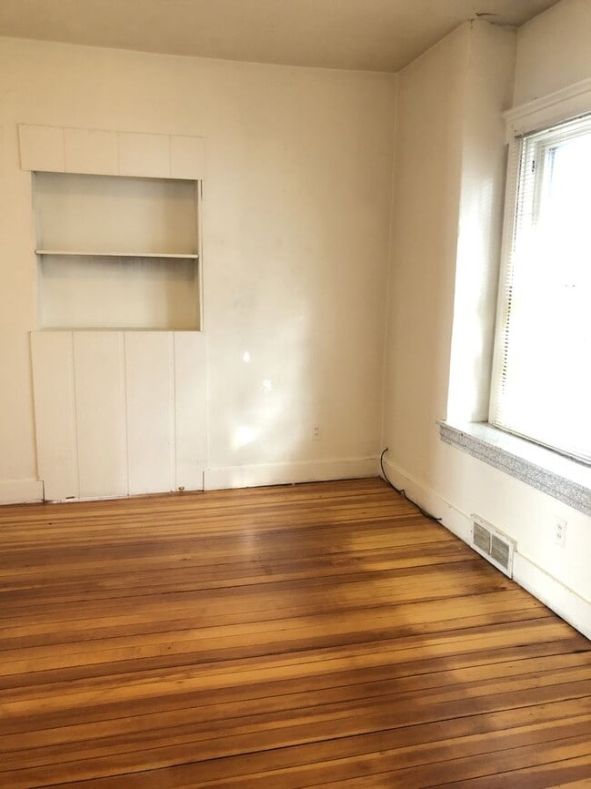 Building Photo - 619 Bowery St