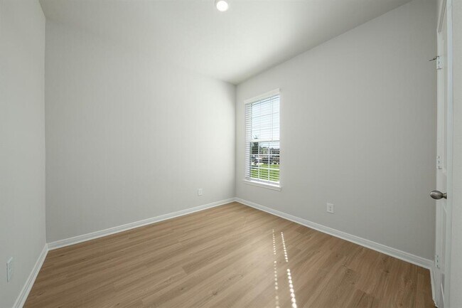 Building Photo - 15431 Maple Ter Dr