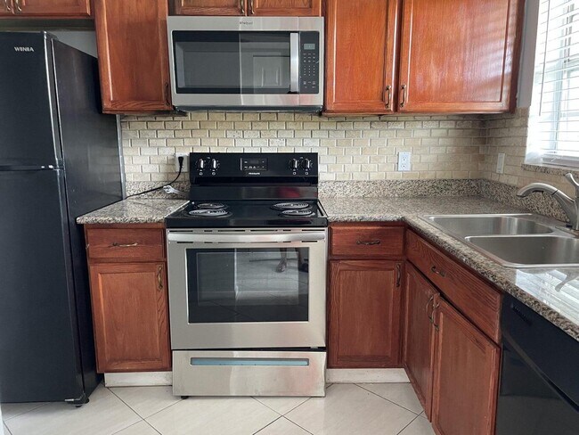 Primary Photo - 1638 Embassy 305 Dr