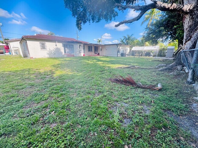 Building Photo - 311 SW 49th Ave