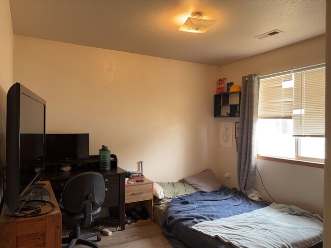 Building Photo - STUDENTS WELCOME! 3 Bed, 2 Bath Duplex in West Fort Collins close to Foothills