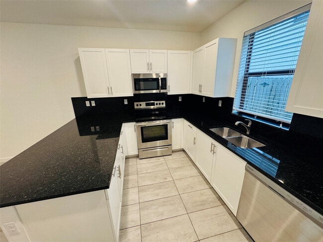 Building Photo - 1606 SW 28th Ct