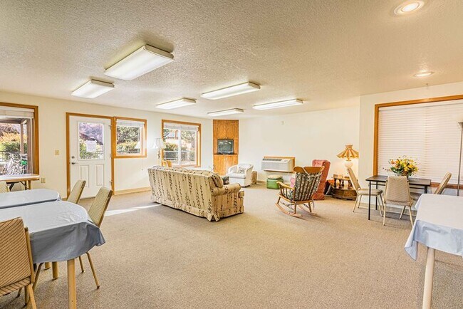 Building Photo - 556 G St