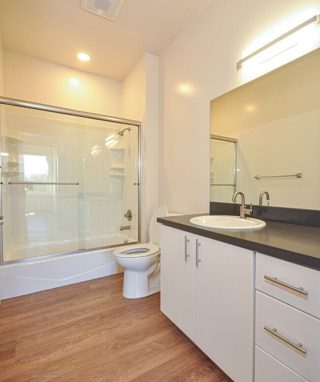 Building Photo - Pool-View Ground Floor Flat - Available Mid May