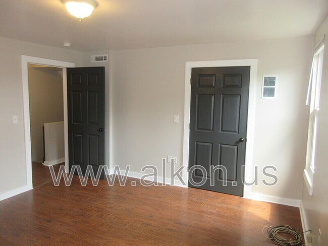 Building Photo - 620 Loretta St