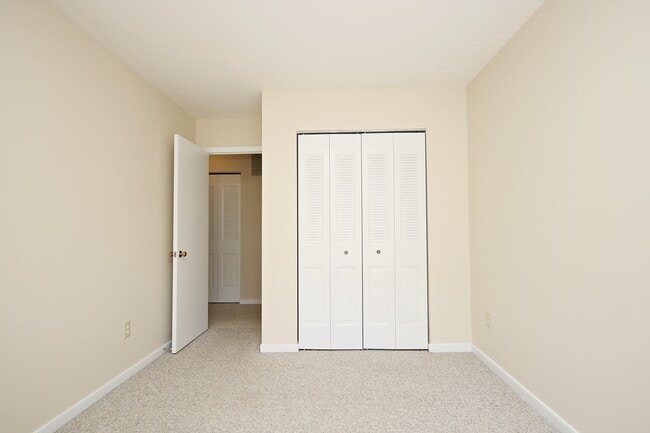 Building Photo - Pet Friendly Stonehenge Townhome With Base...