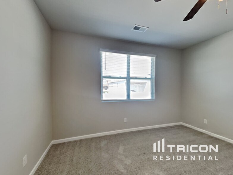 Building Photo - 1068 Pepper Stone Dr