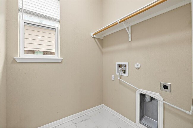 Building Photo - 706 Coconut Grove St