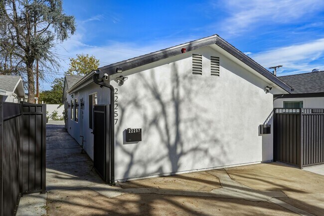 Building Photo - Luxury Newly Built 2 Bed, 2 Bath Home with Private Yard, Walk-In Closets & High-End Bespoke Kitchen