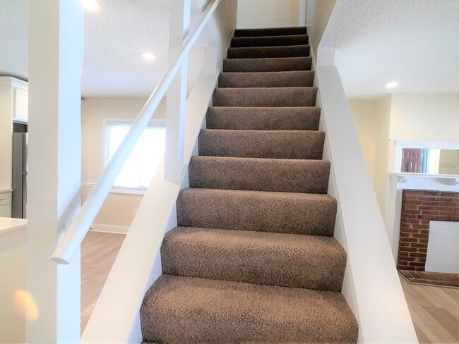Building Photo - Large House with A/C, deck, updated kitchen, laundry, pet friendly September 1st