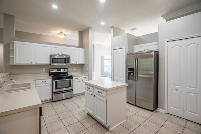 Building Photo - Stunning home in desirable neighborhood