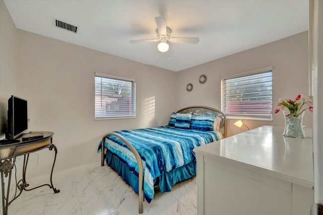 Building Photo - 4213 E Yukon St