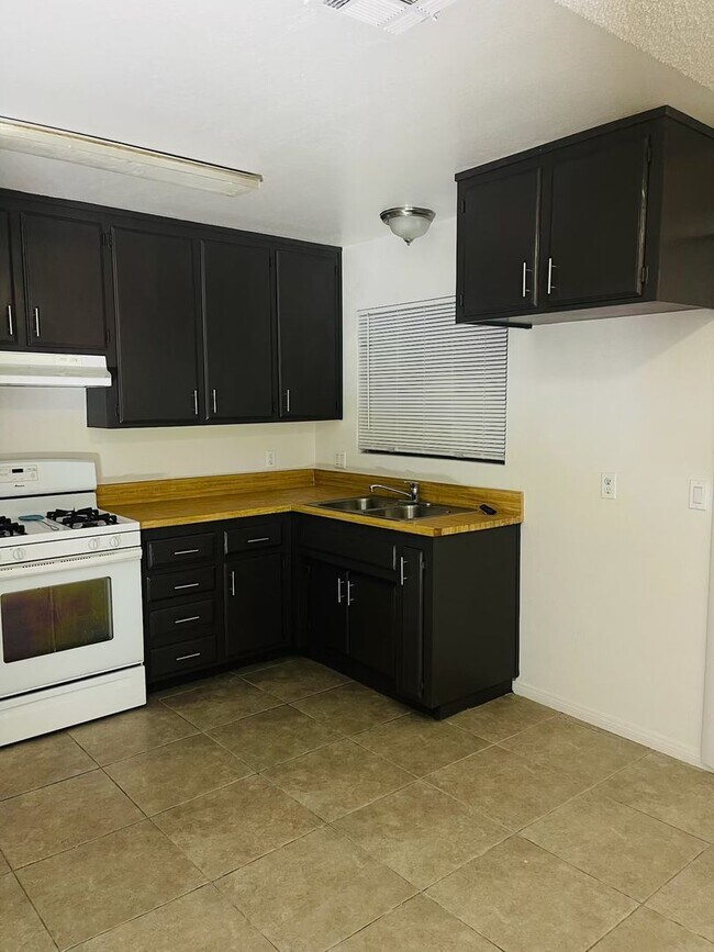 Building Photo - Victorville - 3 Bedrooms, 2 Bathrooms, New Paint, New Blinds, Tile Floors