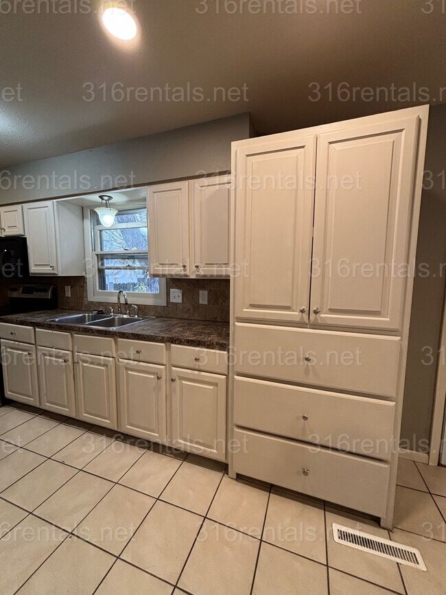 Building Photo - 3 bedroom 2 bathroom rental available NOW!