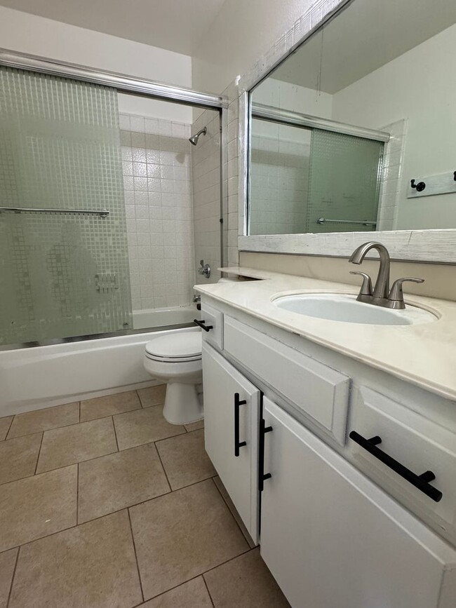 Building Photo - Recently renovated 3 bedroom, 2 bath unit ...