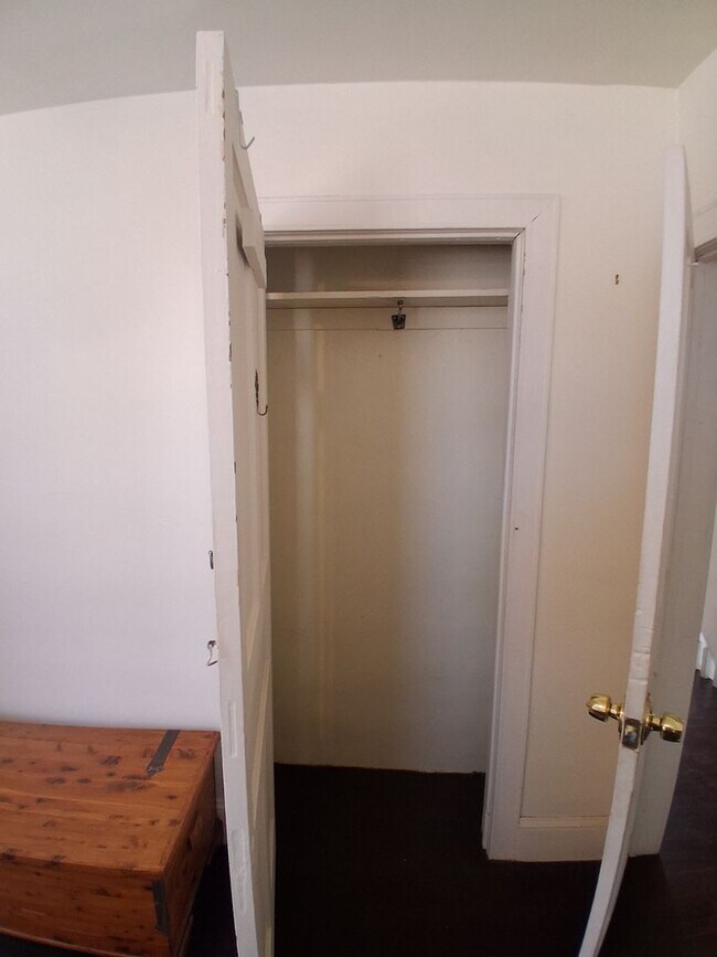 Building Photo - Quiet Responsible Household second floor bedroom for rent