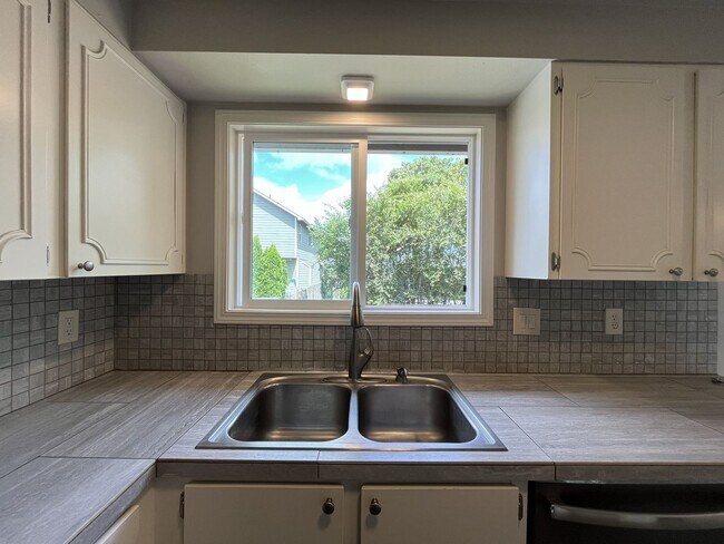 Building Photo - Spacious Milwaukie Home with Bonus Room, Large Fenced Yard and Shed/Workshop