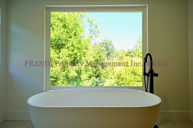 Building Photo - Classic, Modern and Private Home with Fres...