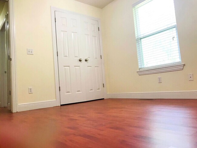 Building Photo - 3 bedroom 2 bath centrally located - fenced yard - 2 carG