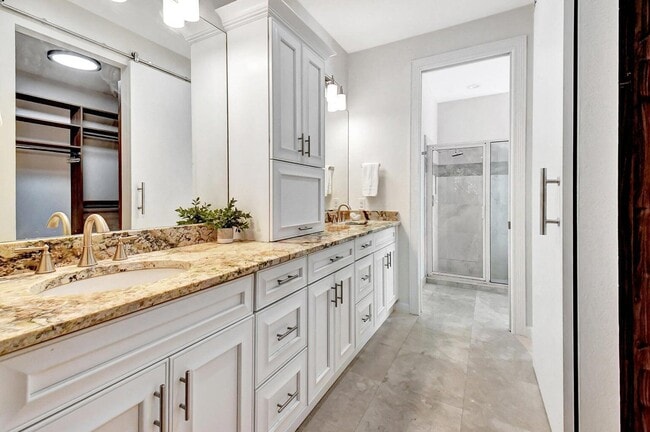 Building Photo - 3567 Commodore Cir