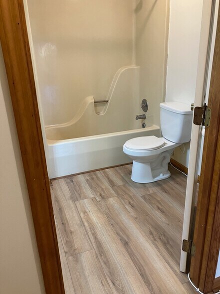 full bath - 129 Fenway Dr