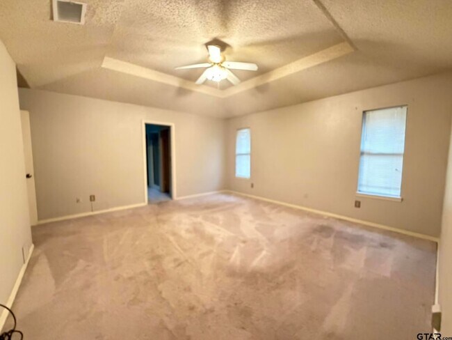 Building Photo - 2304 Deanna Ave