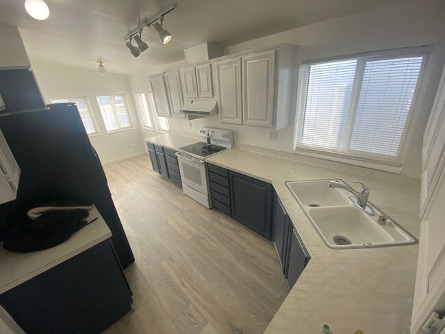 Building Photo - Updated 3 Bedroom / 2 Bath Mobile Home on ...