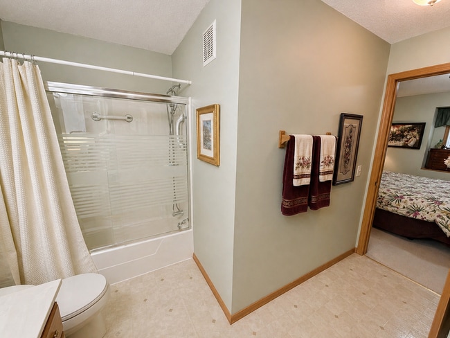 Building Photo - Stunning 2-Level Townhome with Vaulted Ceiling in Champlin!!