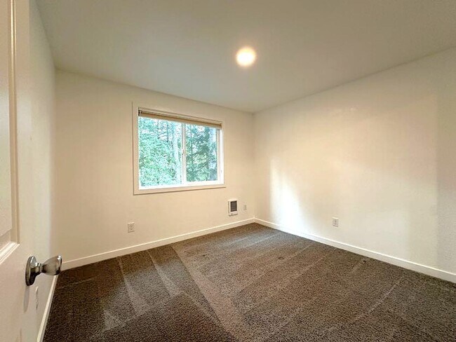 Building Photo - Welcome Home: Cozy 3BR/2BA Lake Holiday Re...