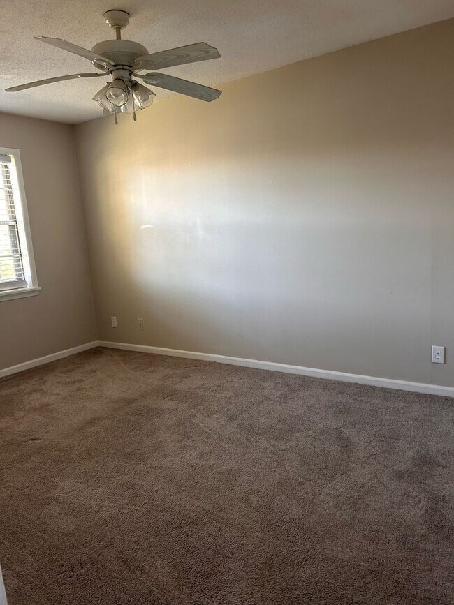Building Photo - MOVE IN SPECIAL!!-Available 1 Bedroom Apar...
