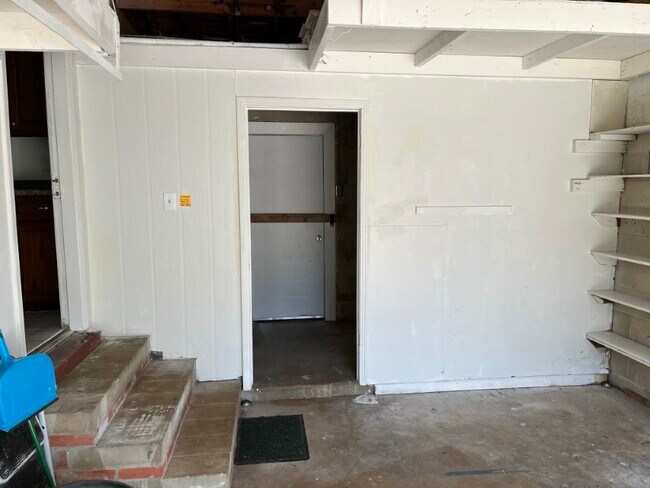 Building Photo - 1348 Lamanto Ave E