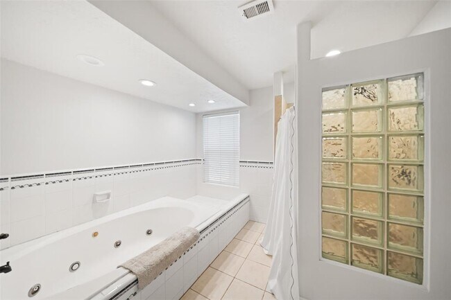 Building Photo - 6923 Mossridge Dr