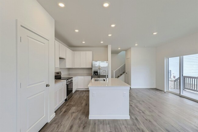 Building Photo - 560 Cottonwood Avenue