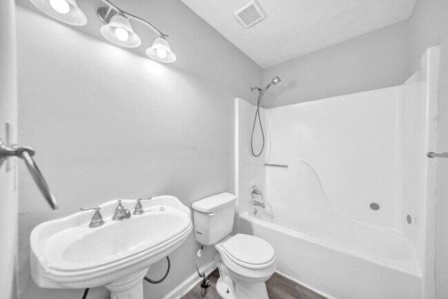 Building Photo - 608 Wood Ridge Dr