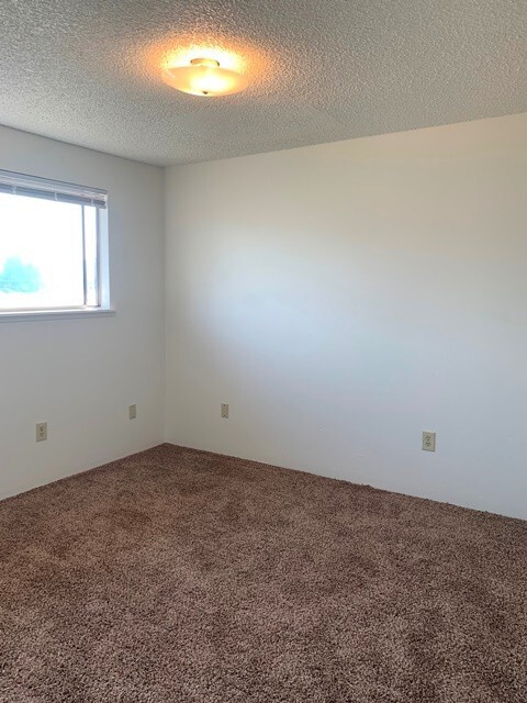 Building Photo - Middle unit in 8-plex complex