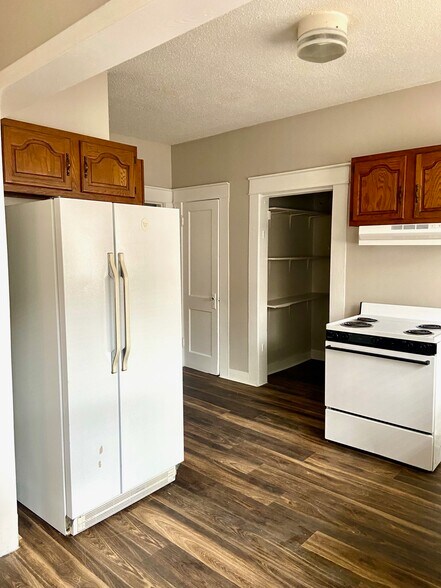 Building Photo - 516 10th Ct S