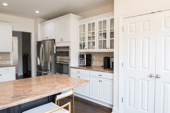 Building Photo - Luxury Living w/ Pool In Brentwood!