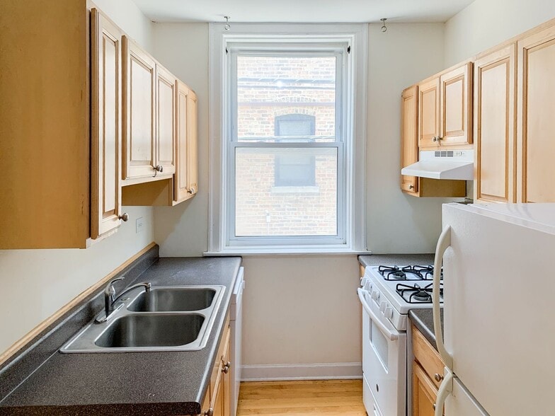 Building Photo - 5200 N Damen Ave