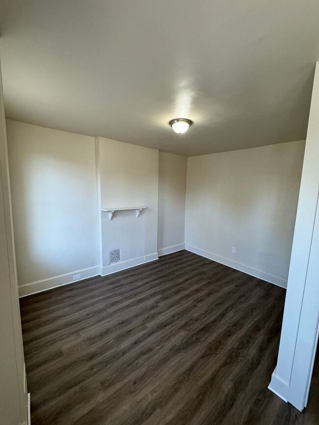 Building Photo - 1001 W 7th St