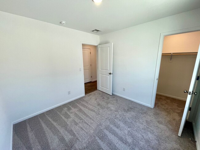 Building Photo - Beautiful New 3 Bedroom Home in the New Ra...