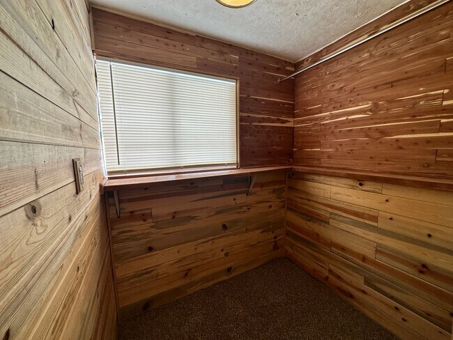 Building Photo - MOVE IN SPECIAL! Cozy 5 bedroom 2 bath Home - Erie